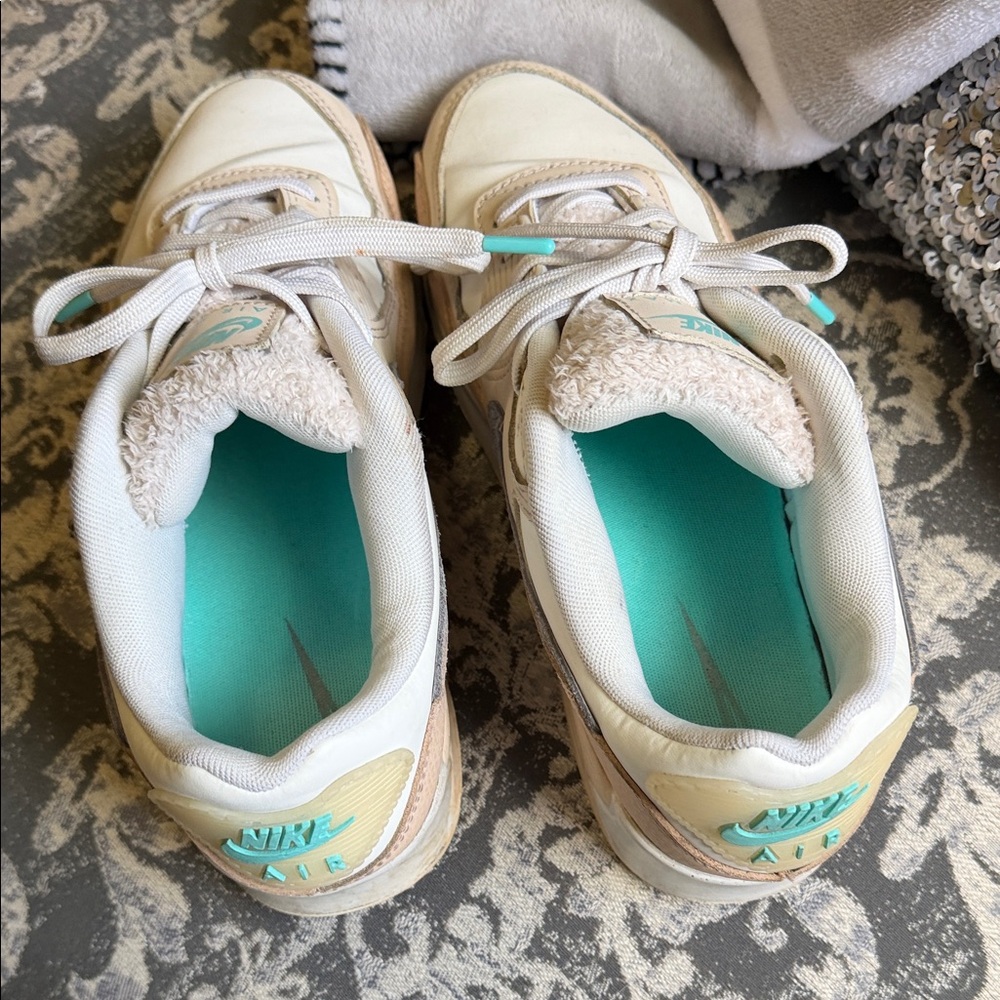 Nike Women’s Beige and Light Gray Sneakers with Teal Accents - Picture 6 of 8